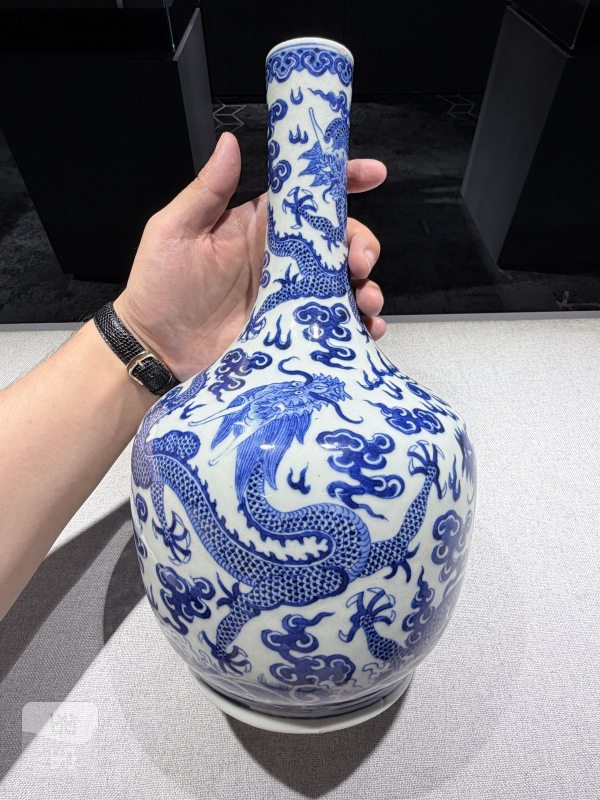 清中期 青花海水江崖云龙纹长颈瓶 - 图5